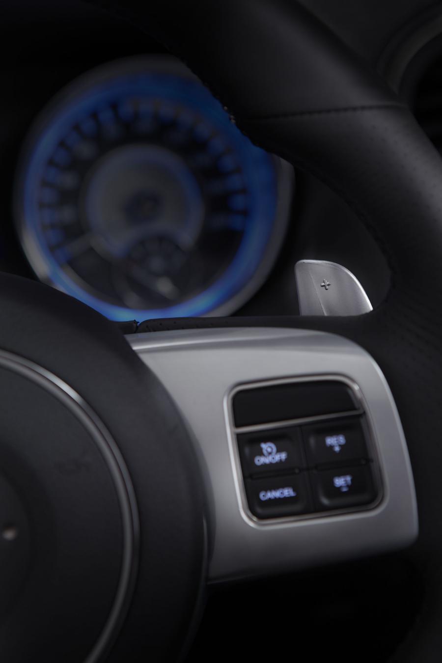  Chrysler 300C SRT8 2012 года  (фото 82 из 100)
